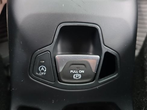 Used 2019 Jeep Renegade Latitude FWD image 19