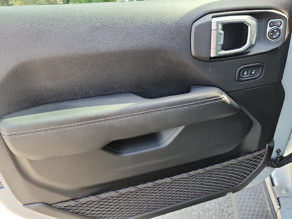 Used 2022 Jeep Wrangler Unlimited Sahara w/ Safety Group AWD/4WD image 12