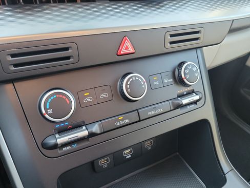 Used 2023 Kia Carnival LX FWD image 32