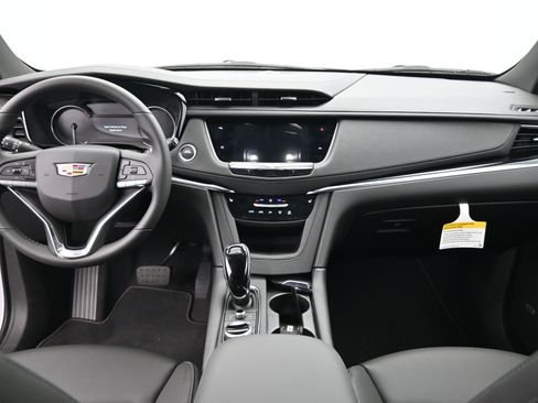 New 2025 Cadillac XT6 Luxury image 9