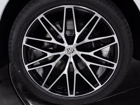 Certified 2025 Porsche Macan image 11