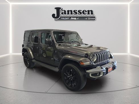 Used 2025 Jeep Wrangler Unlimited Sahara AWD/4WD image 6