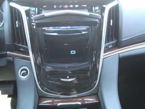 Used 2020 Cadillac Escalade Luxury RWD image 36