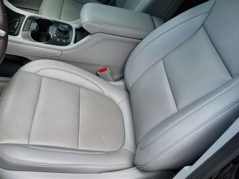 Used 2021 GMC Acadia SLT w/ Technology Package FWD image 19