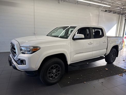 Certified 2017 Toyota Tacoma SR5 image 4