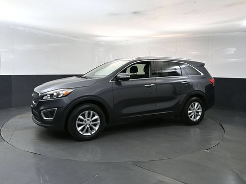 Used 2017 Kia Sorento FWD w/ LX Convenience Package image 2