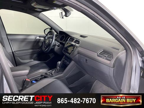 Used 2018 Volkswagen Tiguan SEL w/ R-Line Package AWD/4WD image 31
