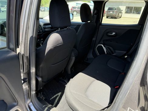 Used 2017 Jeep Renegade Latitude w/ Popular Equipment Group AWD/4WD image 12