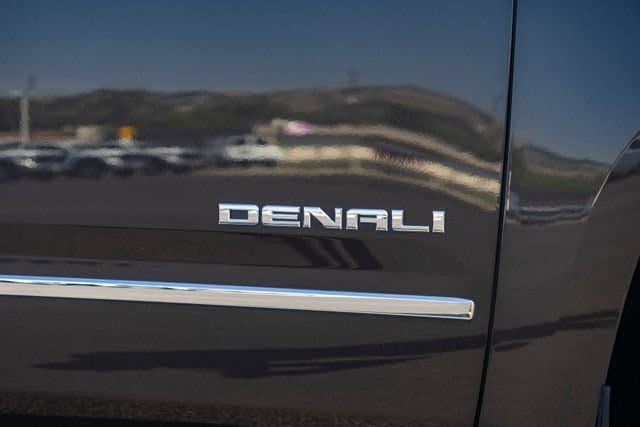 Used 2018 GMC Yukon Denali w/ Denali Ultimate Package AWD/4WD image 31