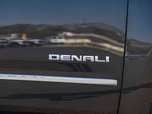 Used 2018 GMC Yukon Denali w/ Denali Ultimate Package AWD/4WD image 31