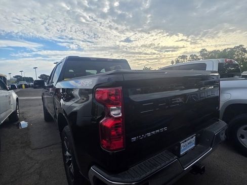 Used 2023 Chevrolet Silverado 1500 LT image 3