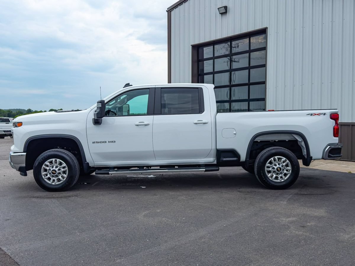 Used 2026 Chevrolet Silverado 2500 LT AWD/4WD image 2