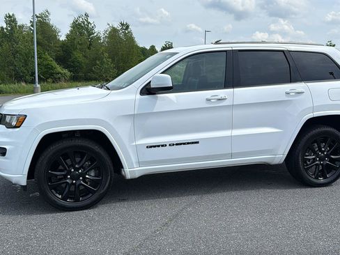 Used 2021 Jeep Grand Cherokee Laredo X AWD/4WD image 12