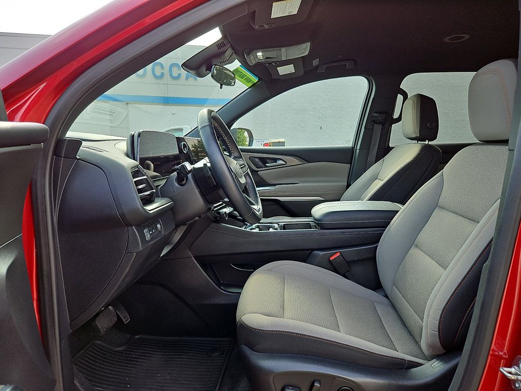 Certified 2025 Chevrolet Traverse LT w/ Midnight/Sport Edition FWD image 13