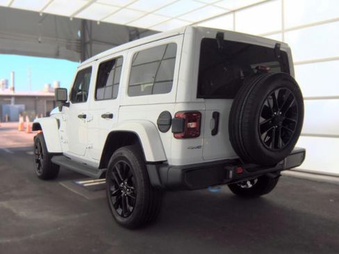 Used 2024 Jeep Wrangler Unlimited Sahara w/ Technology Group AWD/4WD image 8