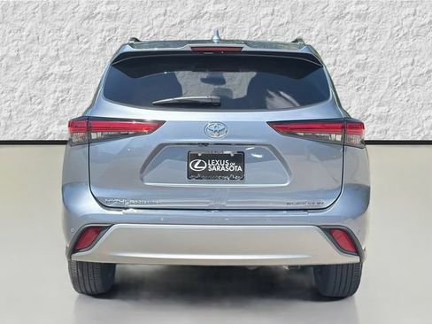 Used 2020 Toyota Highlander Platinum FWD image 4