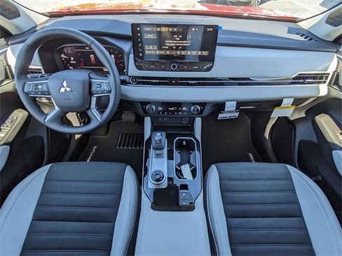 New 2025 Mitsubishi Outlander SE image 16