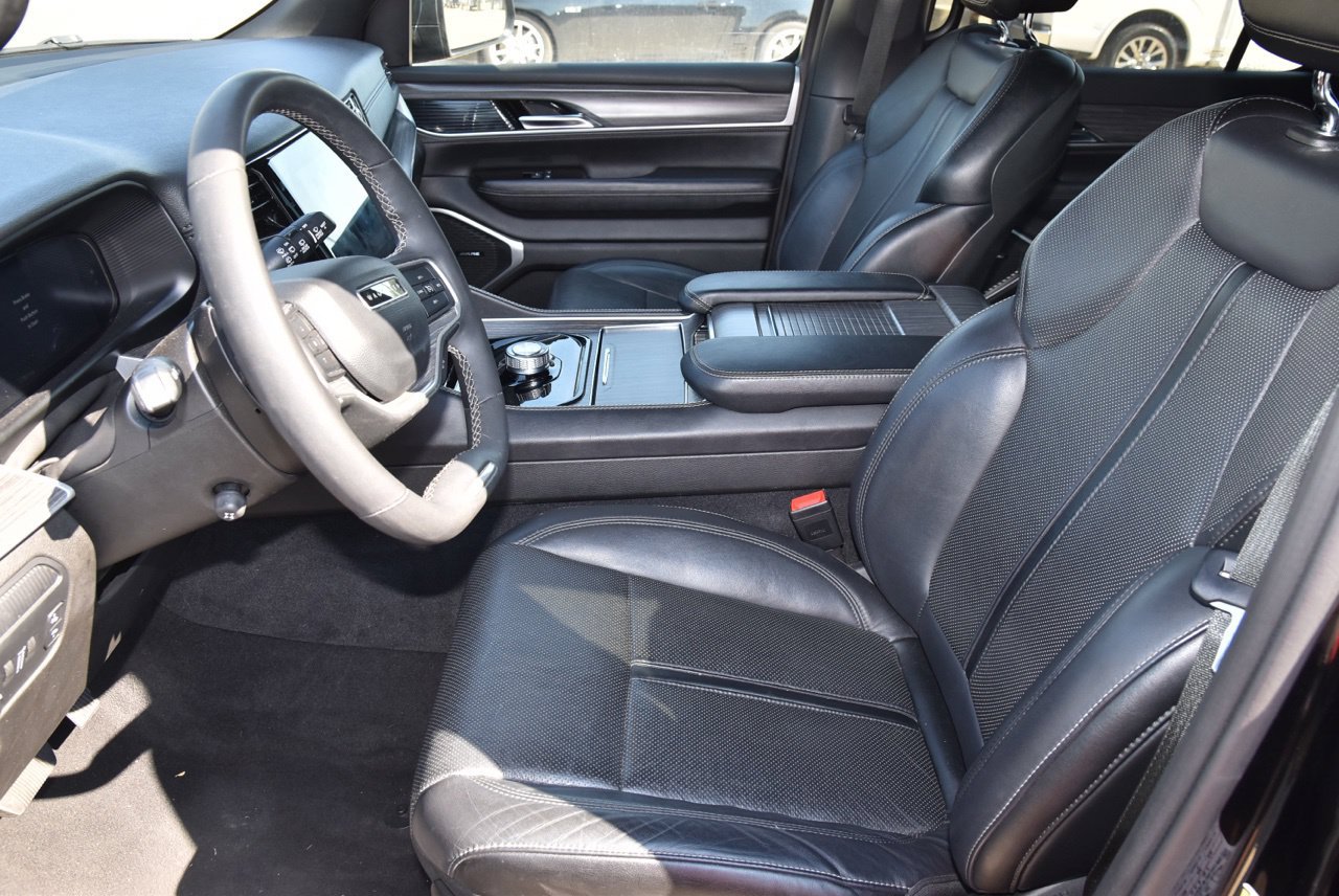 Used 2024 Jeep Wagoneer L Series II RWD image 11