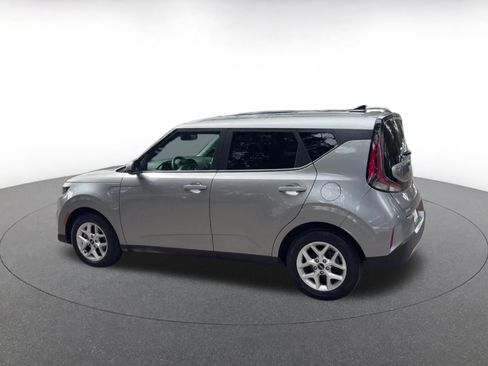 Used 2025 Kia Soul LX w/ LX Technology Package FWD image 10