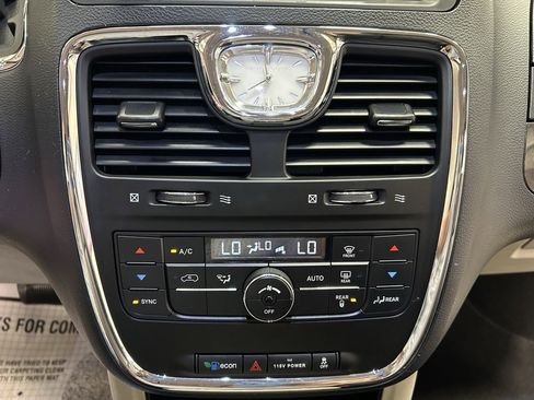 Used 2015 Chrysler Town & Country Touring image 15