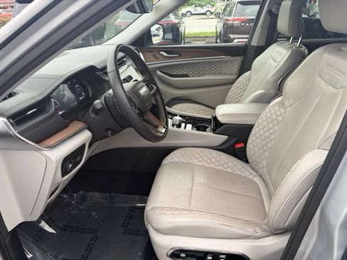 Used 2023 Jeep Grand Cherokee L Summit w/ Luxury Tech Group V AWD/4WD image 14