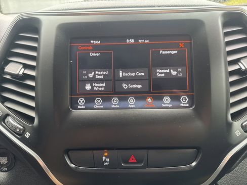 Used 2019 Jeep Cherokee Latitude Plus w/ Cold Weather Group AWD/4WD image 24