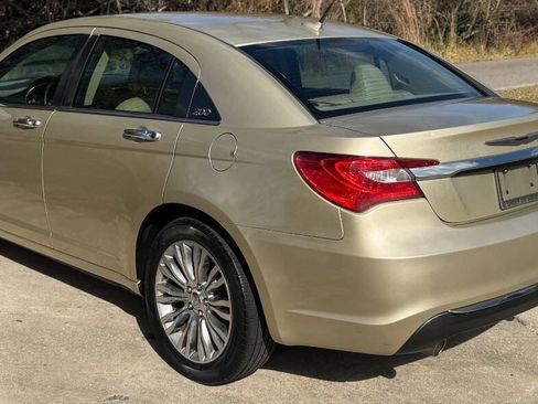Used 2011 Chrysler 200 Limited FWD image 4