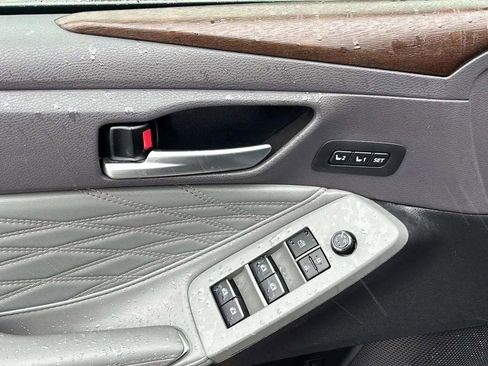 Used 2019 Toyota Avalon Limited image 12