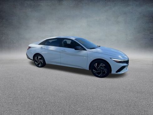 Used 2025 Hyundai Elantra SEL image 27