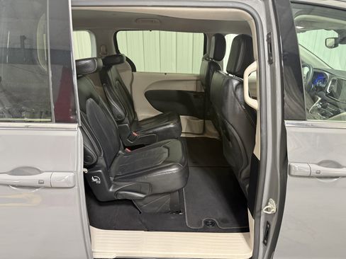 Used 2022 Chrysler Pacifica Touring-L FWD image 8
