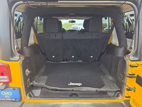 Used 2015 Jeep Wrangler Unlimited Rubicon w/ Connectivity Group AWD/4WD image 6