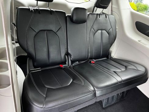 Used 2023 Chrysler Pacifica Touring-L FWD image 14