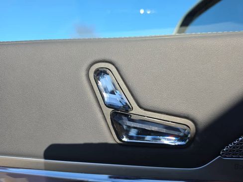 Used 2025 BMW 740i xDrive image 22