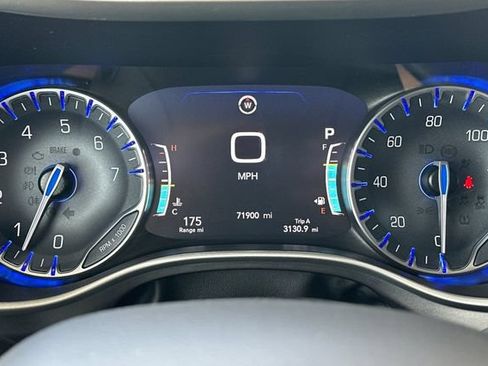 Used 2024 Chrysler Pacifica Touring-L FWD image 28