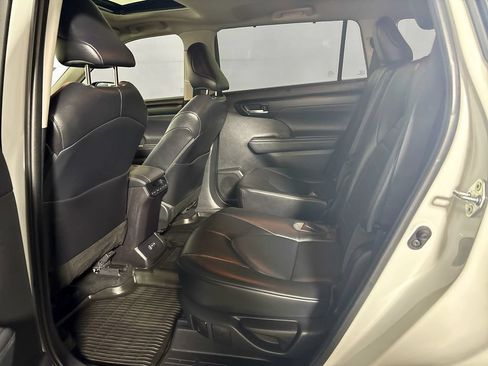 Used 2022 Toyota Highlander XLE AWD/4WD image 21