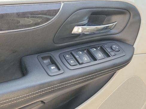 Used 2013 Chrysler Town & Country Touring-L w/ Driver Convenience Group FWD image 20