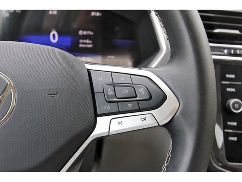 Used 2024 Volkswagen Tiguan SE w/ Panoramic Sunroof Package AWD/4WD image 16