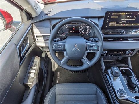 New 2025 Mitsubishi Outlander SE image 17