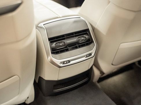 Used 2023 BMW 740i w/ Luxury Rear Seating Package image 40