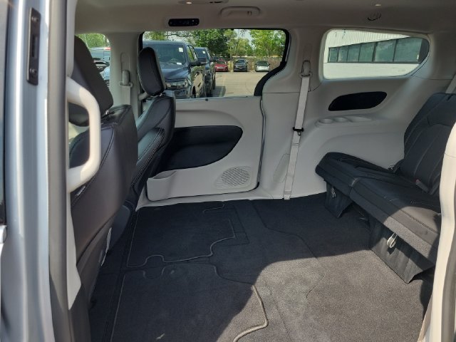 Used 2023 Chrysler Pacifica Touring-L AWD/4WD image 24