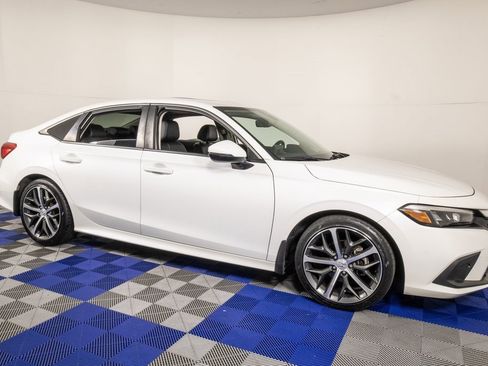 Used 2022 Honda Civic Touring image 3