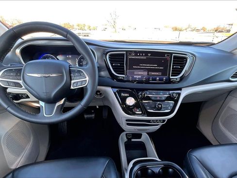 Used 2023 Chrysler Pacifica Touring-L image 12