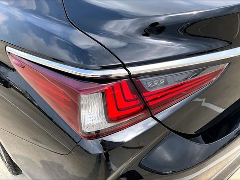 Used 2019 Lexus ES 350 Ultra Luxury w/ Accessory Package 2 image 28