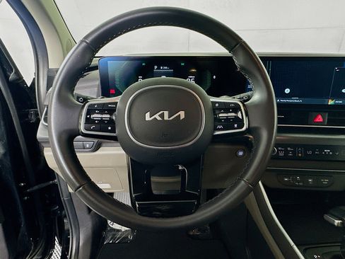 Used 2025 Kia Carnival FWD image 15