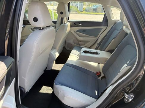 Used 2025 Volkswagen Jetta SE FWD image 9
