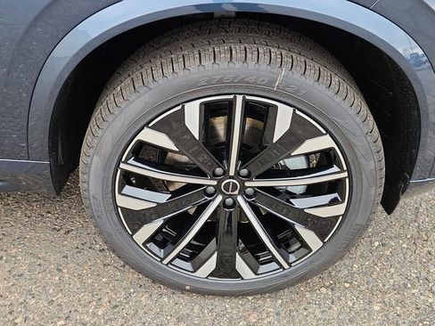 New 2025 Volvo XC90 B5 Plus w/ Protection Package Premier image 15