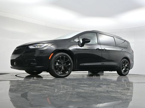 Used 2025 Chrysler Pacifica Limited FWD image 40