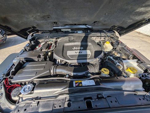 Used 2014 Jeep Wrangler Unlimited Rubicon w/ Connectivity Group image 10