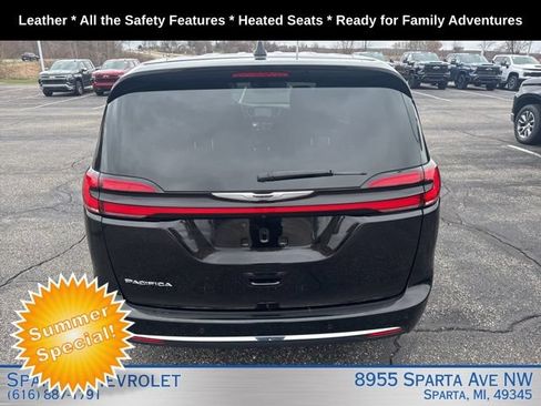 Used 2025 Chrysler Pacifica Select FWD image 4