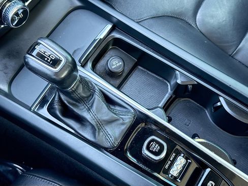 Used 2020 Volvo S60 T6 Momentum image 32